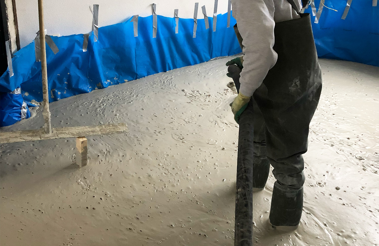 Houten balken vloer vervangen met schuimbeton een vloerrenovatie